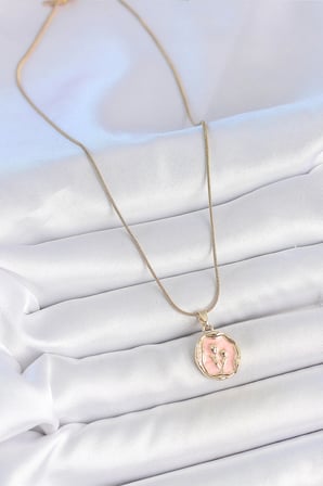 316L Çelik Gold Renk Zincir Pembe Mineli Çiçek İşlemeli Portre Model Kadın Kolye 5886