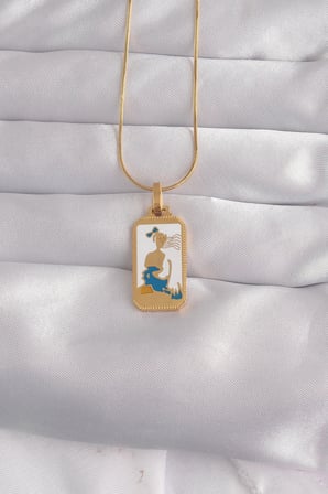 316L Çelik Gold Renk Beyaz Mineli Kız Figür Tarot Kolye 5886