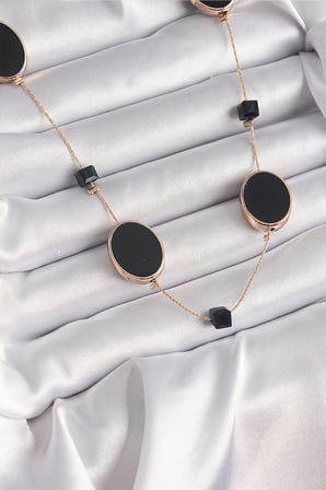 Pirinç Gold Renk Siyah Renk Oval Siyah Küp Detay Kadın Kolye 5886