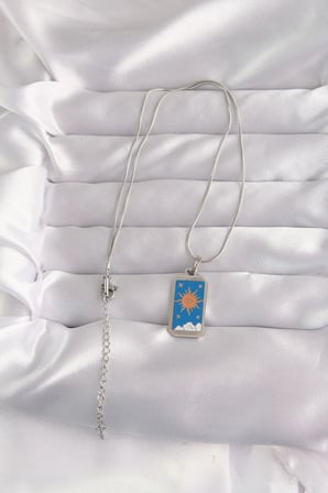 316L Çelik Gümüş Renk Mavi Mineli Güneş Model Tarot Kolye 5886