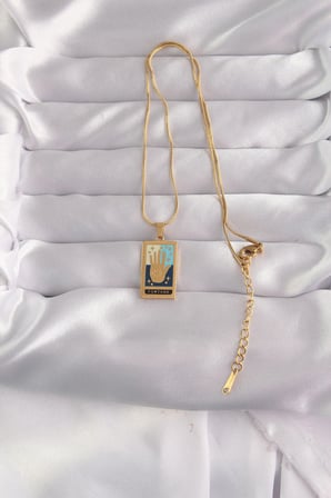 316L Çelik Gold Renk Karışık Mineli El Figür Tarot Kolye 5886
