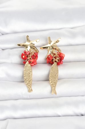 Deniz Yıldızı ve Balık Detaylı Kırmızı Taşlı Gold Renk Kadın Küpe 5886