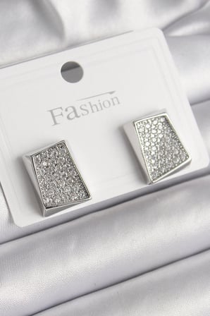 Pirinç Gümüş Renk Zirkon Taşlı Plaka Model Kadın Küpe 5886