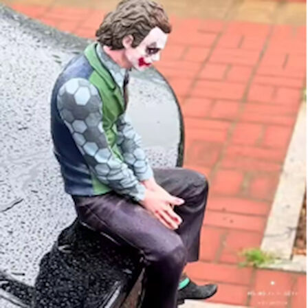 İç aksesuar oturan adam joker