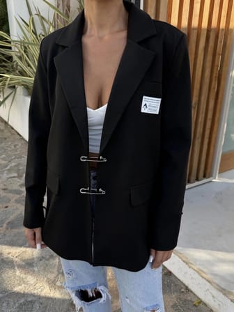 Kadın Siyah Çengel İğne Detaylı Blazer Ceket