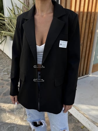 Kadın Siyah Çengel İğne Detaylı Blazer Ceket