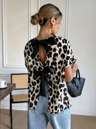 İKALES Kadın Kısa Kollu Bisiklet Yaka Arkadan Fiyonk Detaylı Leopar Süprem Bluz