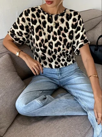 İKALES Kadın Kısa Kollu Bisiklet Yaka Arkadan Fiyonk Detaylı Leopar Süprem Bluz