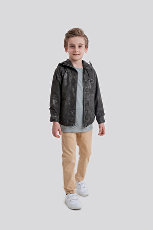 Erkek Çocuk 3’lü Kombin – Yağmurluk, Tişört ve Pantolon