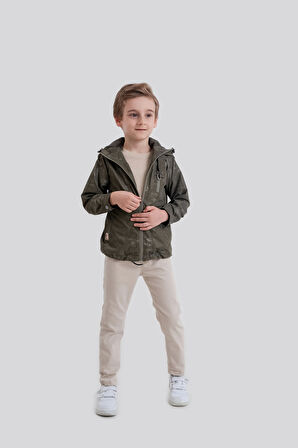 Erkek Çocuk 3’lü Kombin – Yağmurluk, Tişört ve Pantolon