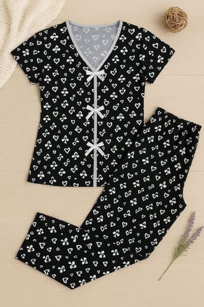 Kadın Siyah Beyaz Kalp Desenli Fiyonklu Kısa Kollu Pijama Takımı