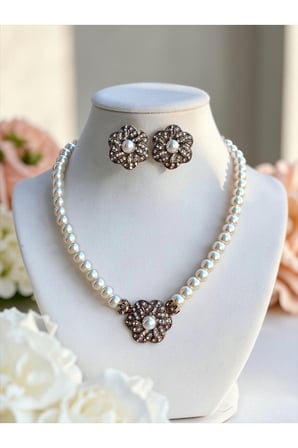 Kristal Taşlı Çiçek Figür İnci Kolye ve İnci Küpe Seti