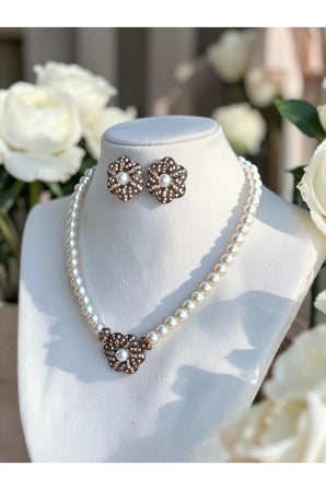 Kristal Taşlı Çiçek Figür İnci Kolye ve İnci Küpe Seti