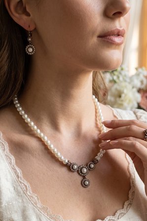 Kristal Taşlı Papatya Figür İnci Kolye ve İnci Küpe Seti