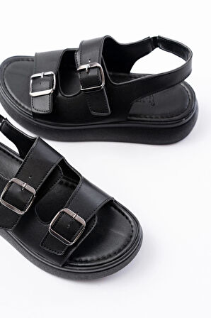 Siyah Günlük Dolgu Topuk Toka Aksesuarlı Kadın Sandalet