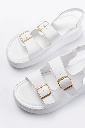 Beyaz Günlük Dolgu Topuk Toka Aksesuarlı Kadın Sandalet