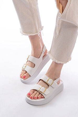 Beyaz Günlük Dolgu Topuk Toka Aksesuarlı Kadın Sandalet