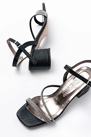 Siyah Bantlı Taşlı Kalın Şeffaf Topuklu Kadın Ayakkabı