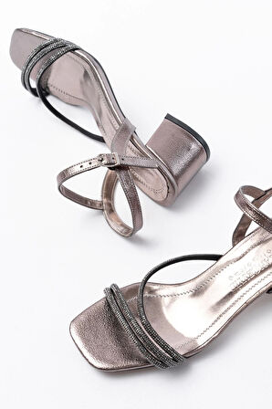 Platin Bantlı Taşlı Kalın Şeffaf Topuklu Kadın Ayakkabı