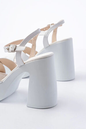 P-105 Beyaz Çapraz Kalın Topuklu Kadın Sandalet