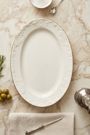 27 cm Cream Altın Yaldızlı Kabartma Goncagül Desen Porselen Kayık Tabak – Şık Servis ve Sunum Tabağı