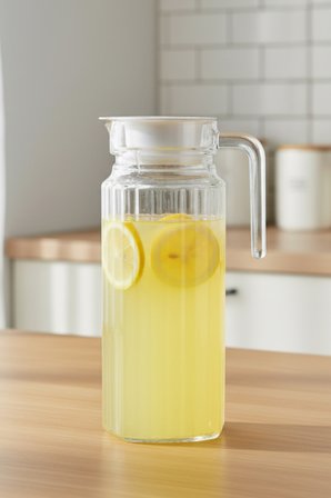 Slim 1100 Ml Cam Sürahi – Kapaklı, Dikey Çizgili Şeffaf Tasarım