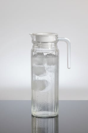 Slim 1100 Ml Cam Sürahi – Kapaklı, Dikey Çizgili Şeffaf Tasarım