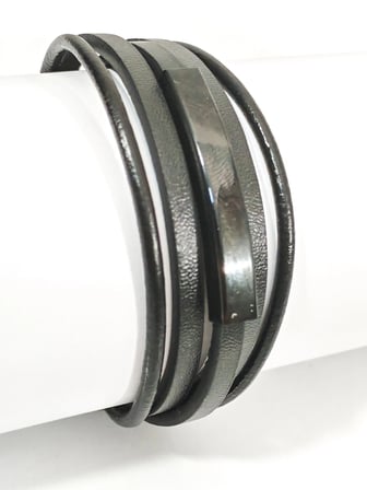 Çoklu Siyah Deri ve Lazerle Kişiselleştirilebilir Metal Plaka Detaylı Erkek Bileklik - Şık Katmanlı Tasarım ve Hediye