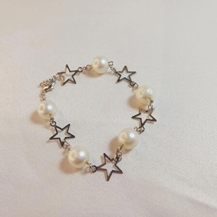 Crystal Atelier Star Y2K Fairycore Pinterest Tarzı Tasarım El Yapımı Kadın Yıldız Bileklik, Gümüş Rodyumlu İnci Boncuk Yıldız Figürlü Bileklik, Yıldız İnci Bileklik, Gümüş Kaplama Zincirli Mini Yıldız Bileklik