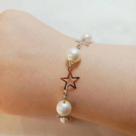 Crystal Atelier Star Y2K Fairycore Pinterest Tarzı Tasarım El Yapımı Kadın Yıldız Bileklik, Gümüş Rodyumlu İnci Boncuk Yıldız Figürlü Bileklik, Yıldız İnci Bileklik, Gümüş Kaplama Zincirli Mini Yıldız Bileklik