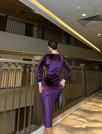 Modavera Kadın Bisiklet Yaka Vatkalı Manşet Detay Kadife Kumaş Midi Boy Elbise