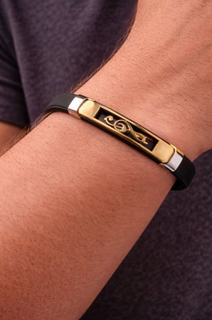 316L Paslanmaz Çelik Sol Anahtarı Gold Detaylı Erkek Bileklik – Siyah Kauçuk Modern Bileklik
