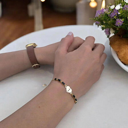 Özel ve Anlamlı Siyah Taşlı Kalp Figürlü 14 Ayar Altın Plakalı J Harfli Bileklik