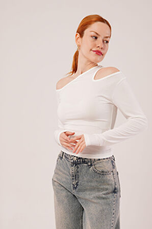 Omuz Dekolte Detaylı Beyaz Bluz