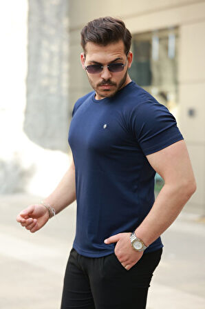 Erkek Bisiklet Yaka Arma Detaylı Basic Kısa Kollu Tişört