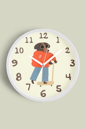 Kaykay Yapan Köpek Çocuk Odası Modern Duvar Saati - 30cm - Önü Camlı Beyaz Kasa - Sessiz Mekanizma