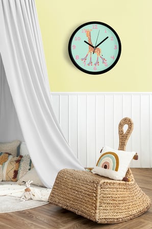 Paten Kayan Sevimli Zürafa Çocuk Odası Duvar Saati - 42cm - Önü Camlı Siyah Kasa - Sessiz Mekanizma