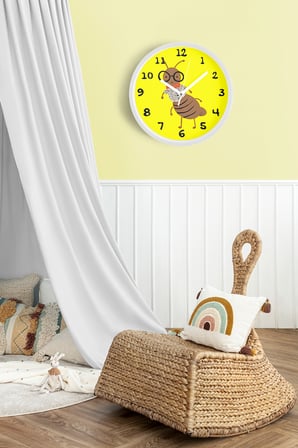 Gözlüklü Arı Çocuk Odası Duvar Saati - 35cm - Önü Camlı Beyaz Kasa - Sessiz Mekanizma