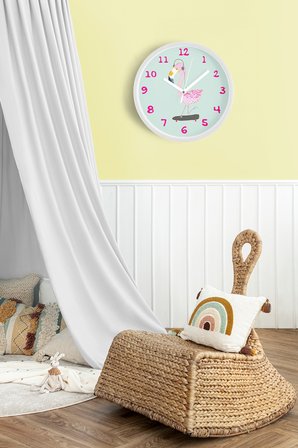 Kaykay Yapan Pembe Flamingo Çocuk Odası Duvar Saati - 30cm - Önü Camlı Beyaz Kasa - Sessiz Mekanizma