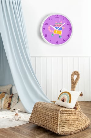 Paten Kayan Sevimli Kedi Çocuk Odası Duvar Saati - 35cm - Önü Camlı Beyaz Kasa - Sessiz Mekanizma