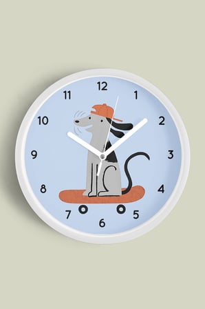 Kaykay Yapan Köpek Çocuk Odası Duvar Saati - 42cm - Önü Camlı Beyaz Kasa - Sessiz Mekanizma