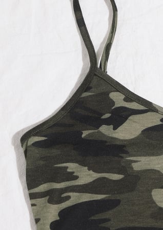 Kadın Kamuflaj Desenli Askılı Crop Top ve Şortlu Gecelik Takım