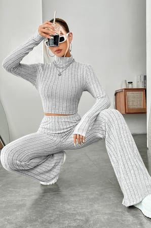 Kadın Gri Çizgili Boğazlı Crop Top ve Yüksek Bel Pantolon Takım
