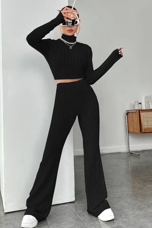 Kadın Siyah Boğazlı Crop Top ve Yüksek Bel Eşofman Takımı Spor Şık Kombin