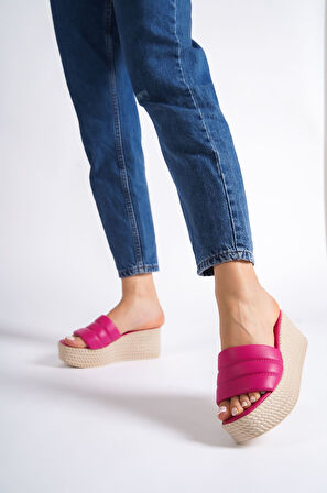 REINA Dolgu Topuklu Ortopedik Taban Hasır Görünümlü Kadın Terlik CKT - Fuşya