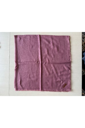 jakarlı çiçek desenli eşarp – hafif, kaymaz, modern tesettür eşarp 100 x 100 cm