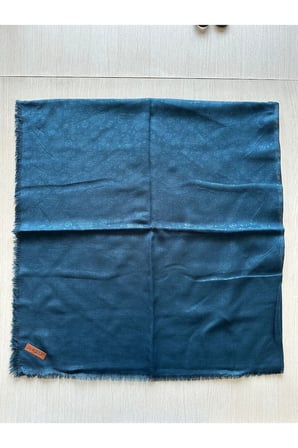 jakarlı çiçek desenli eşarp – hafif, kaymaz, modern tesettür eşarp 100 x 100 cm