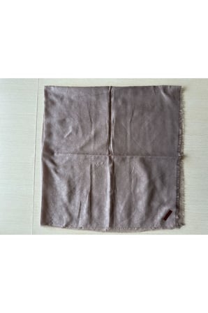 jakarlı çiçek desenli eşarp – hafif, kaymaz, modern tesettür eşarp 100 x 100 cm