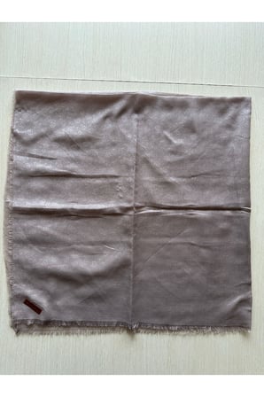 jakarlı çiçek desenli eşarp – hafif, kaymaz, modern tesettür eşarp 100 x 100 cm