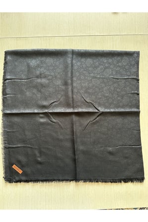 jakarlı çiçek desenli eşarp – hafif, kaymaz, modern tesettür eşarp 100 x 100 cm